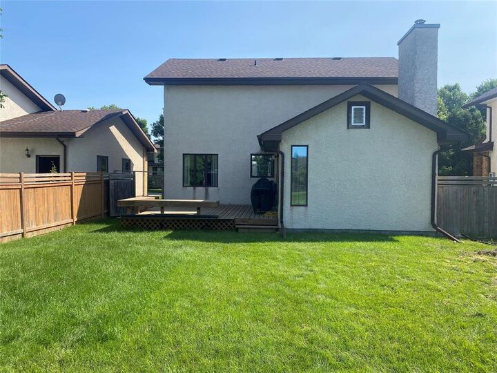 Property Photo: 94 Easy Street MB R2N 3B5