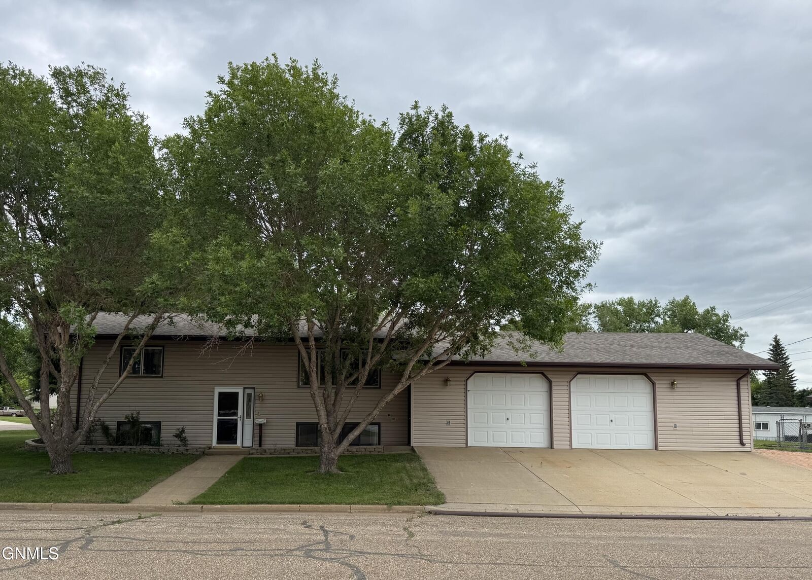 Property Photo: 1004 North Avenue ND 58638