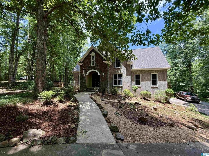Property Photo: 300 Twelve Oaks Circle AL 35043
