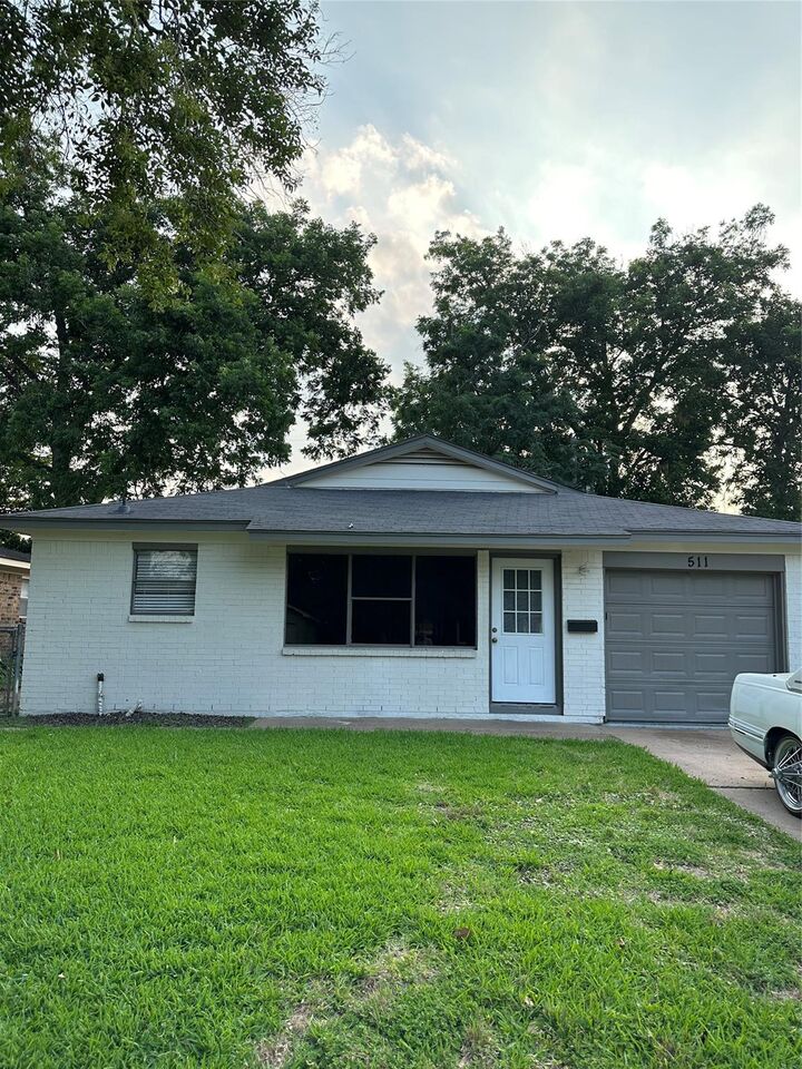 Property Photo: 511 Guyer Street TX 77498