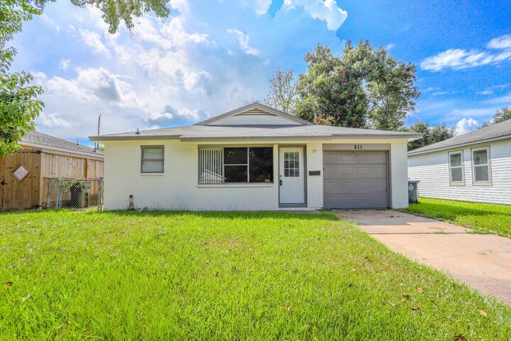 Property Photo: 511 Guyer Street TX 77498