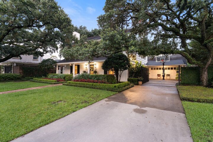 Property Photo: 2419 Avalon Place TX 77019