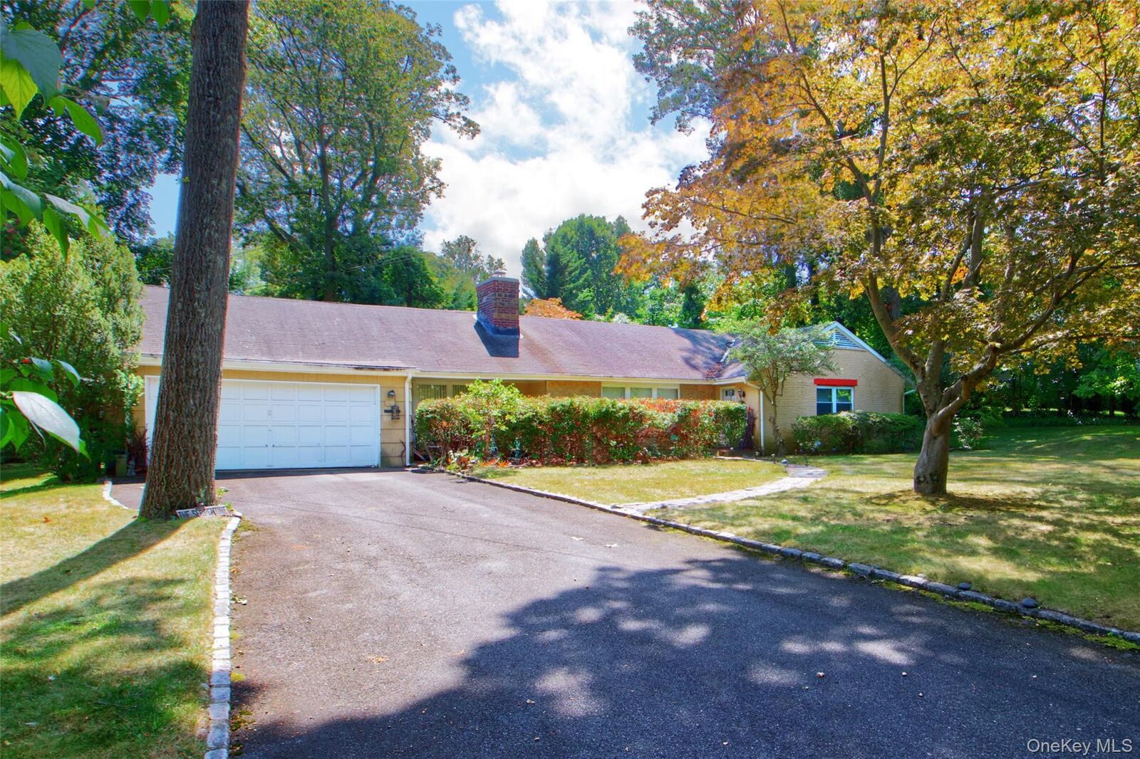 Property Photo:  82 The Serpentine  NY 11576 