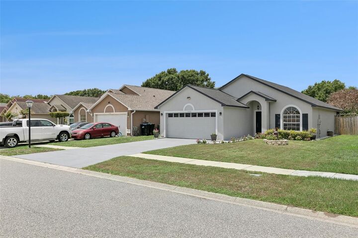 Property Photo:  11830 Sindlesham Court  FL 32837 