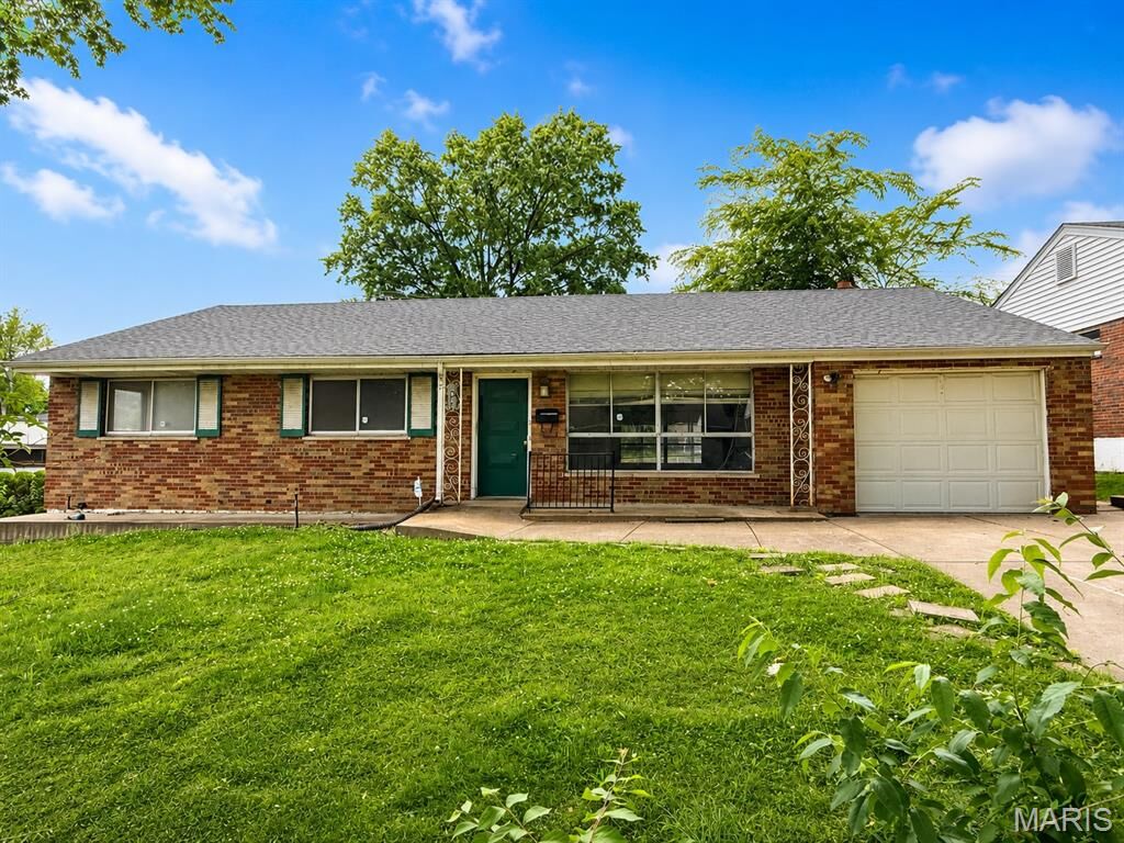 Property Photo: 1003 Chartres Avenue MO 63132