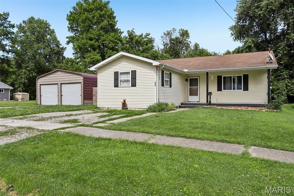 Property Photo:  706 N Locust Street  IL 62056 