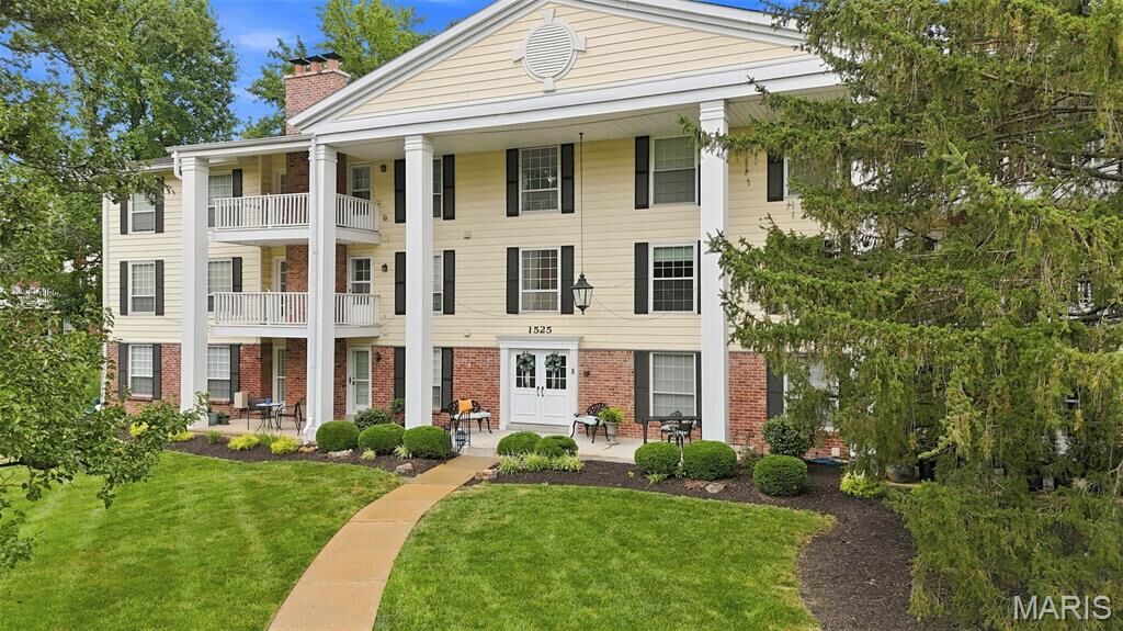 Property Photo: 1525 Hampton Hall Drive 22 MO 63017