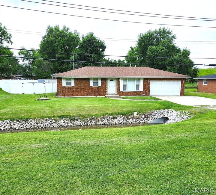 Property Photo: 1366 Saint Thomas Road IL 62040