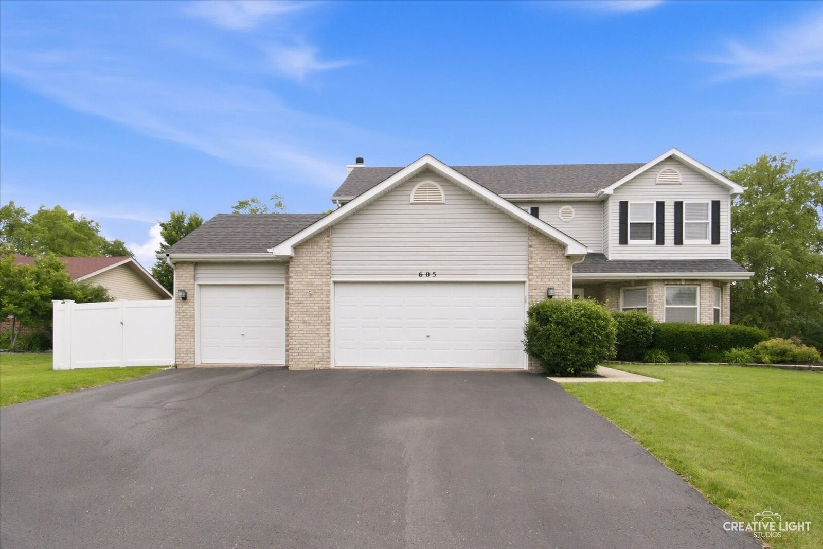 Property Photo:  605 Woodchuck Trail  IL 60543 
