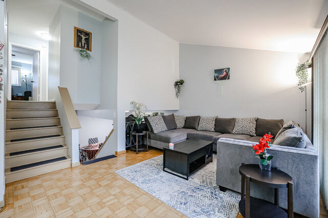 Property Photo: 9275 N Hamlin Avenue N IL 60016