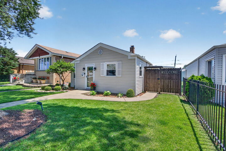 Property Photo:  6109 S Neenah Avenue  IL 60638 