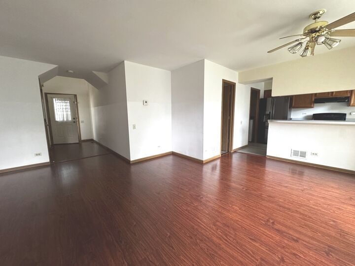 Property Photo:  1404 W Sapphire Drive 1404  IL 60192 