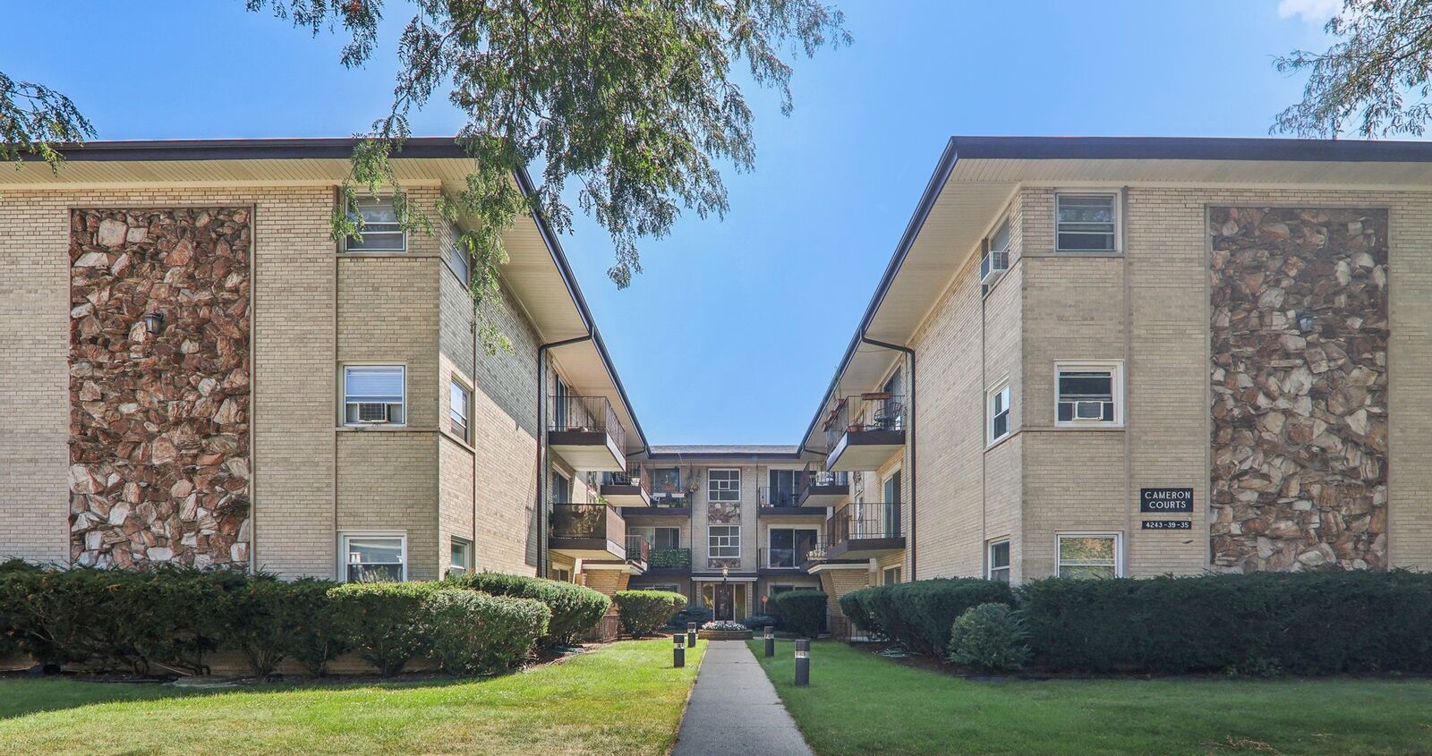 Property Photo: 4235 N Kedvale Avenue 2B IL 60641