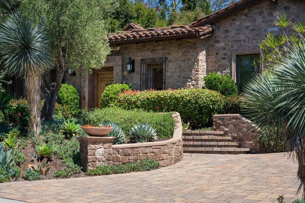 Property Photo:  18504 Calle La Serra  CA 92091 