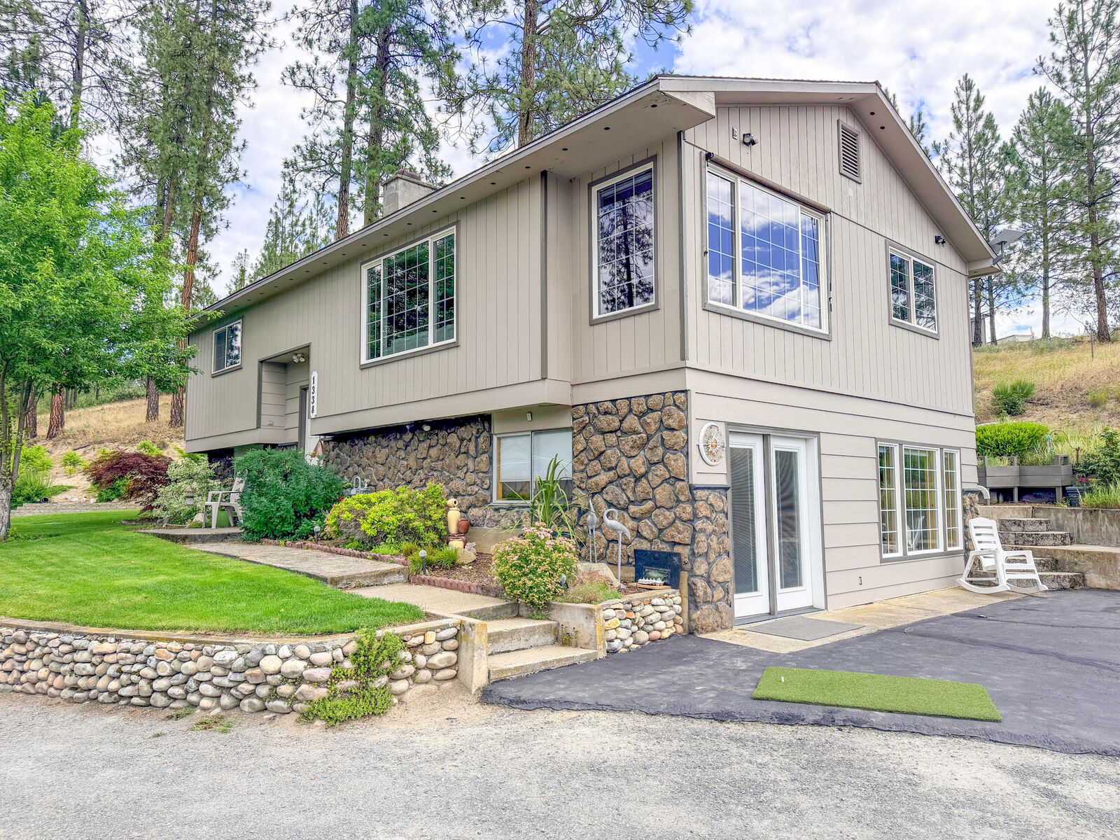Property Photo: 1338 W Old Kettle Rd WA 99141