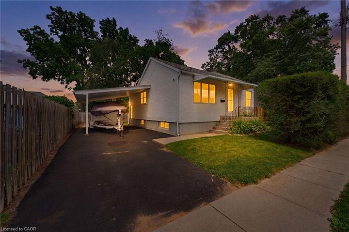 Property Photo:  1 Byron Place  ON L2R 1M1 