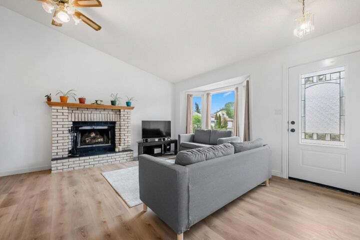 Property Photo:  1667 Meadowbrook Drive SE  AB T4A 2A4 
