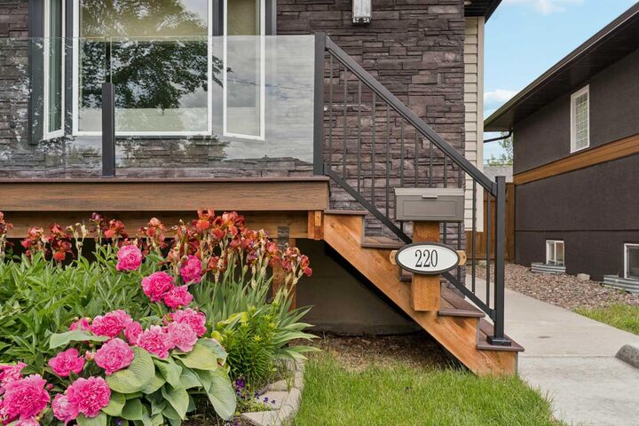 Property Photo:  220 41 Avenue NW  AB T2K 0G8 