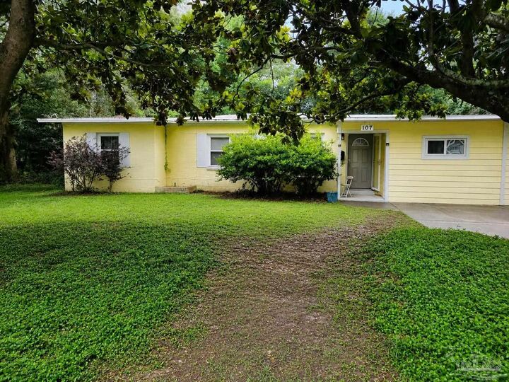 Property Photo: 107 Escalona Ave FL 32503