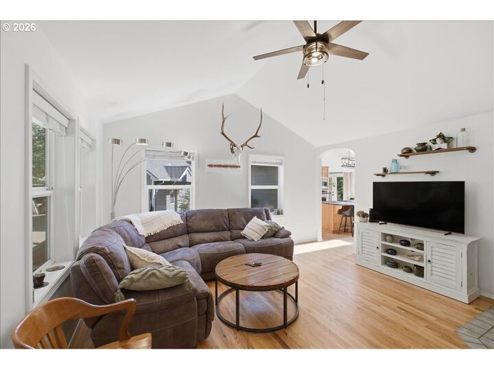 Property Photo: 38009 Earl Ln OR 97330