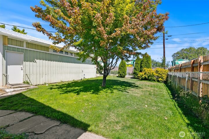Property Photo:  604 N Pacific Street  WA 98926 