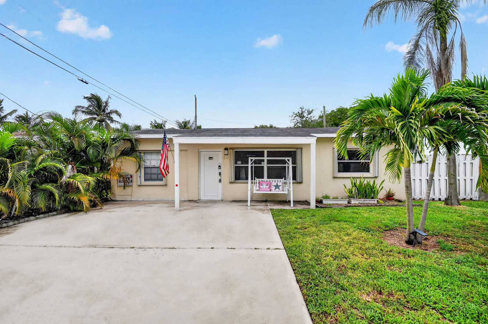 Property Photo:  512 SE 1st Street  FL 33435 