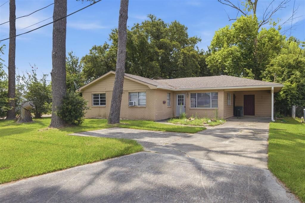 Property Photo:  701 Park Hill Dr Drive  LA 70605 