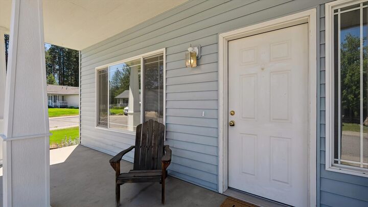 Property Photo:  406 Hampton Ln  WA 99004 