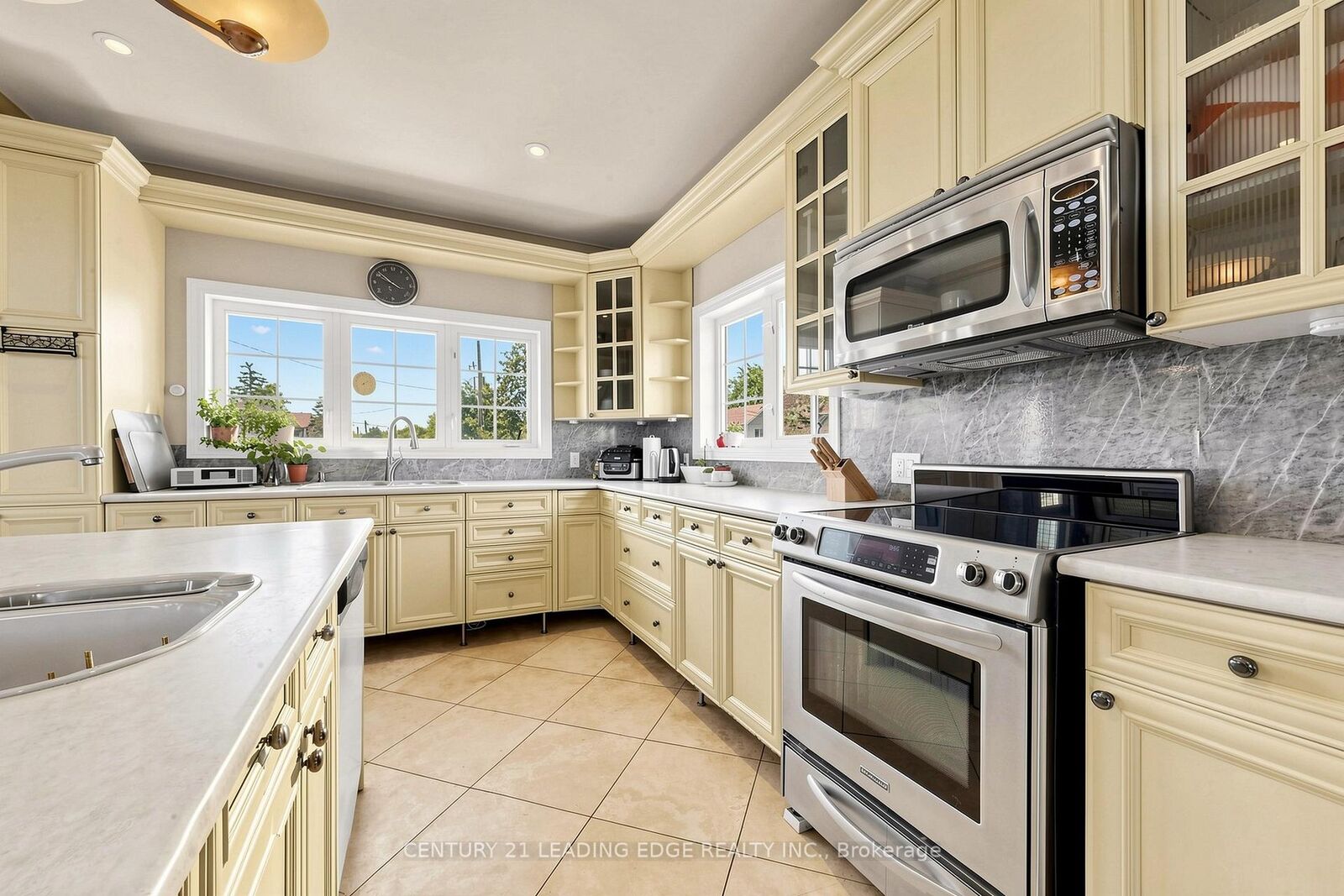 Property Photo:  27 Robert Street  ON L4P 1K7 