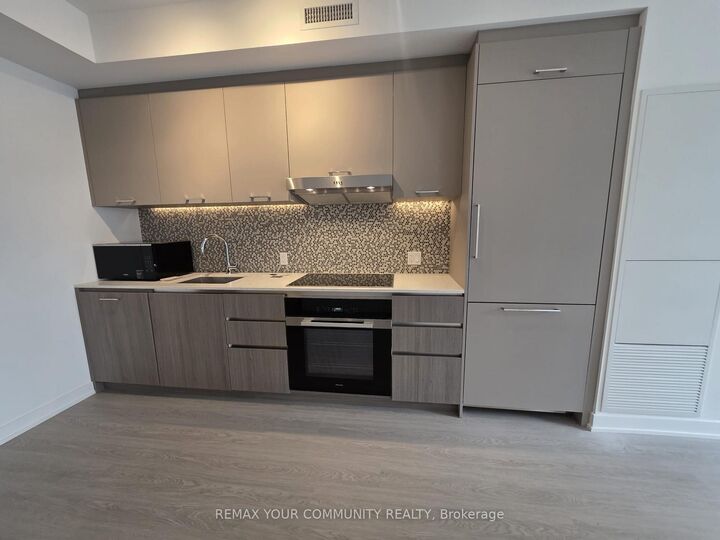 Property Photo: 8188 Yonge Street 302 ON L4J 0M2