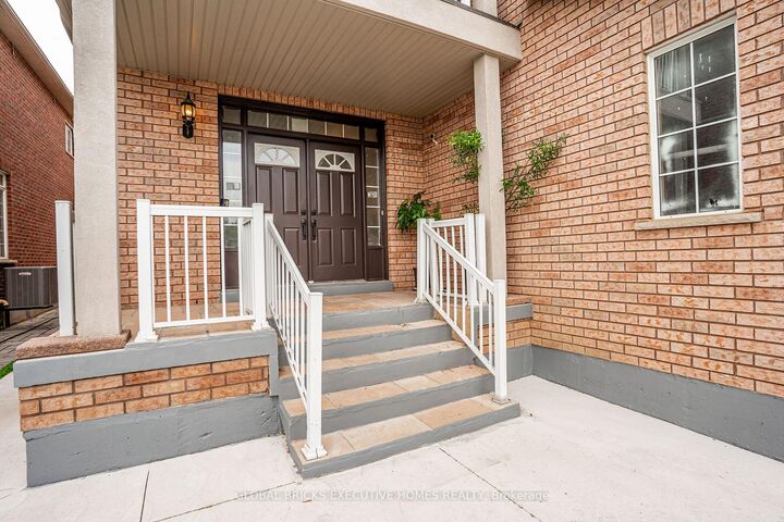 Property Photo: 3435 Artesian Drive ON L5M 7K3