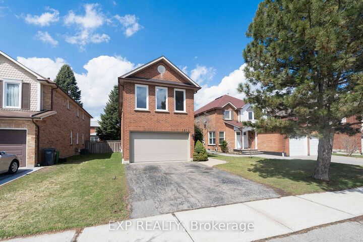 Property Photo: 1471 Pickwick Drive ON L5V 1V7
