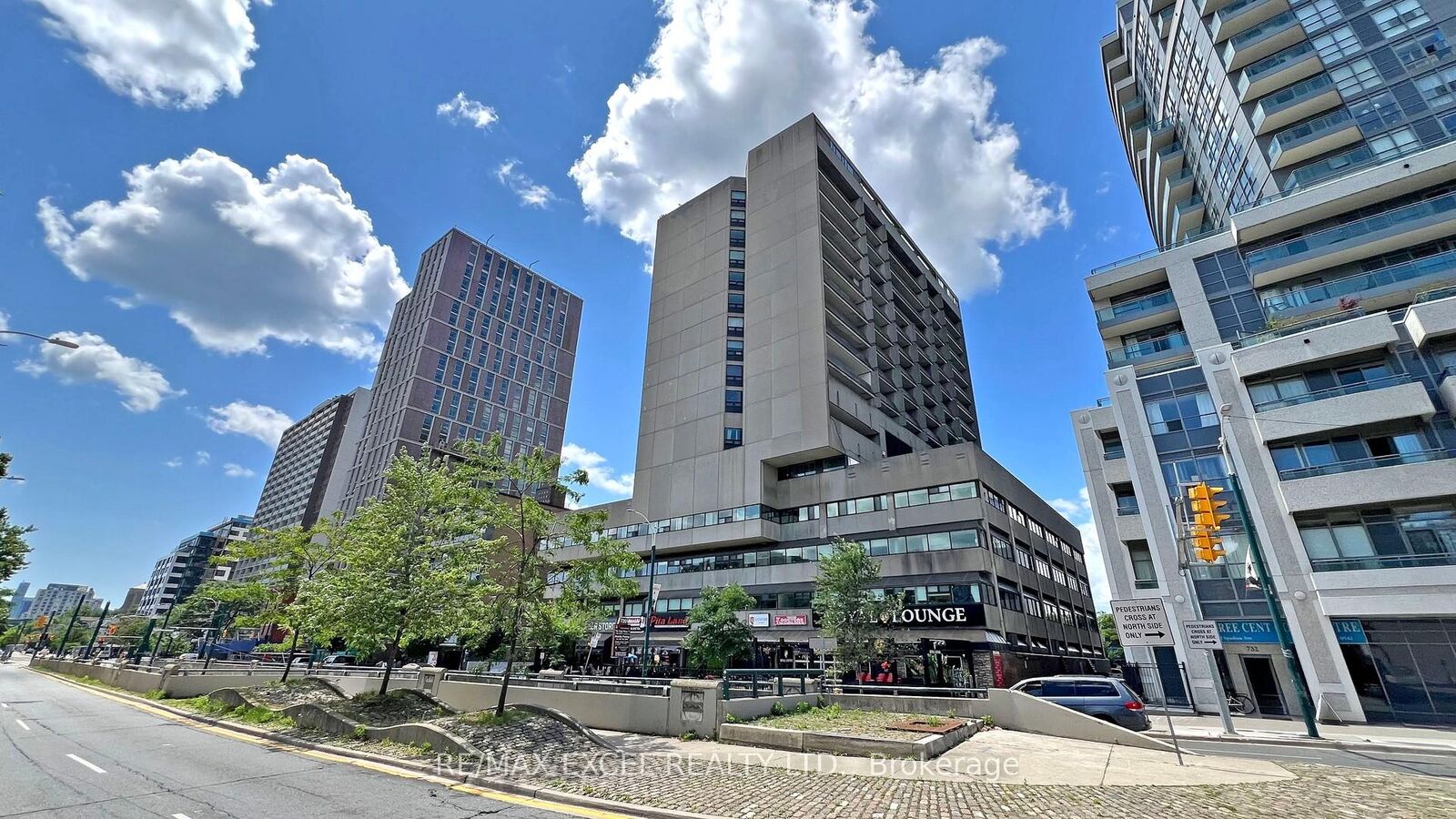 Property Photo: 720 Spadina Avenue 1605 ON M5S 2T9