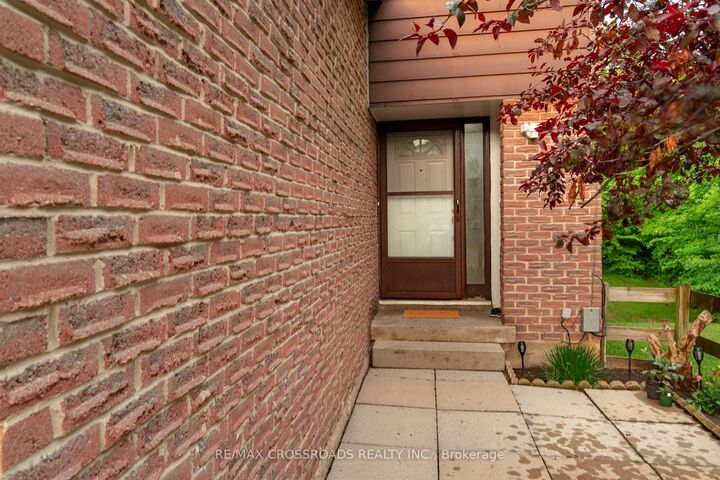 Property Photo: 350 Camelot Court 30 ON L1G 6P7