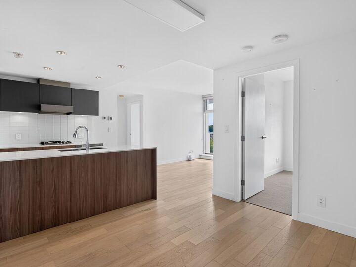 Property Photo: 2221 E 30th Avenue 906 BC V5N 0G6