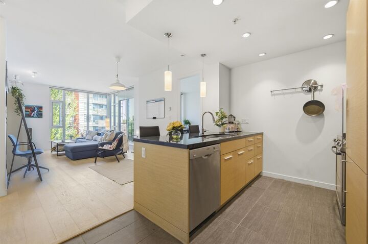 2528 Maple Street 403 — photo 1
