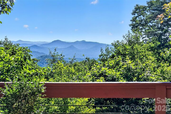 Property Photo:  884 Pinnacle Parkway  NC 28167 