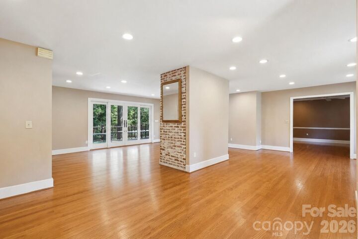 Property Photo: 2620 Lynbridge Drive NC 28226