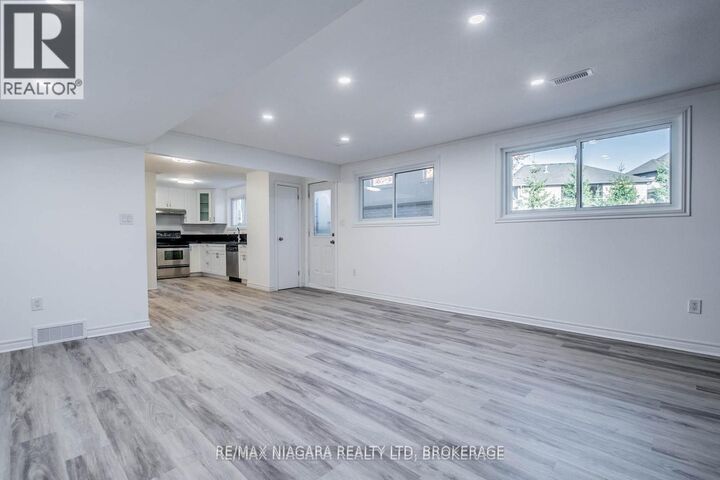 Property Photo:  22 Chantler Road Lower  ON L3C 4M5 