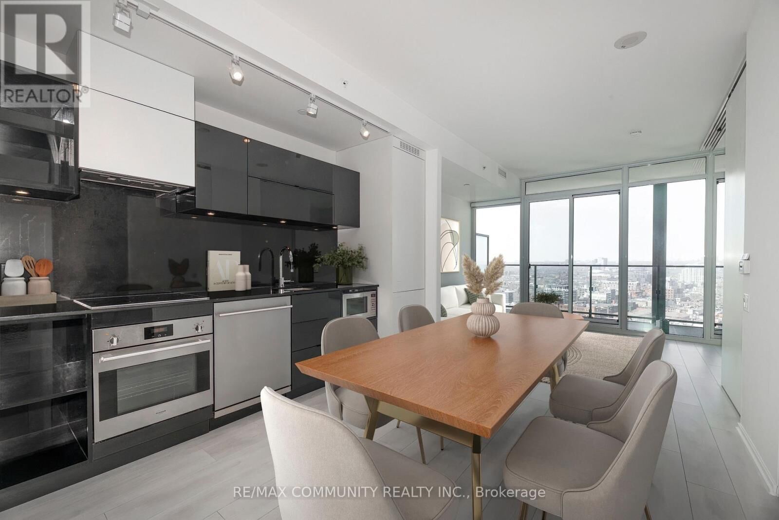 Property Photo:  125 Peter Street 2603  ON M5V 0M2 