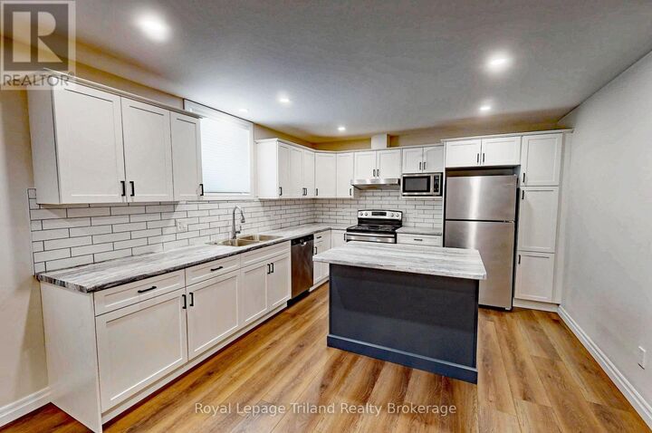 Property Photo:  18 Winniett Street 2  ON N4S 5Z3 