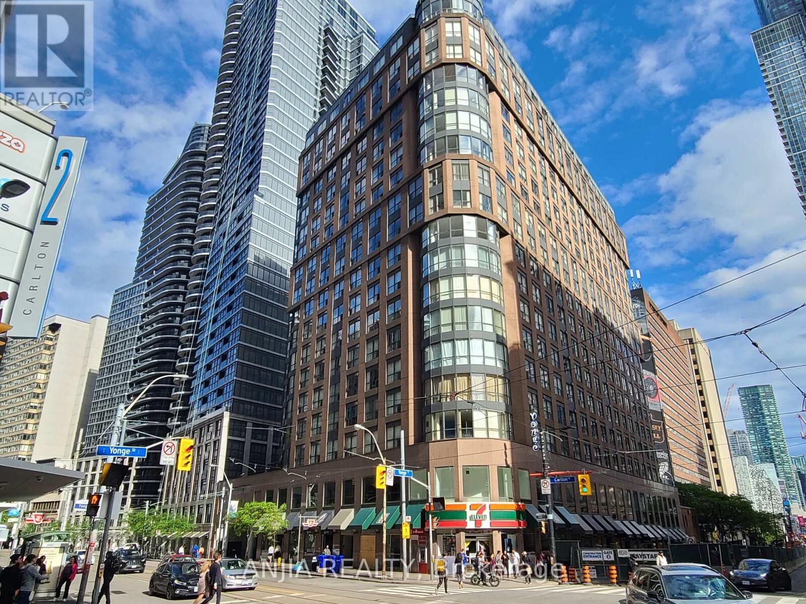 Property Photo:  7 Carlton Street 1805  ON M5B 2M3 