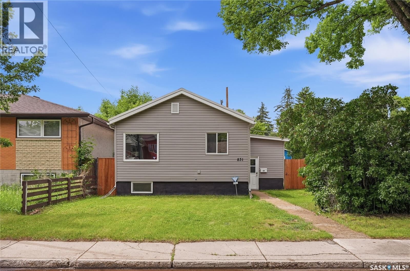 Property Photo:  831 K Avenue N  SK S7L 2N2 