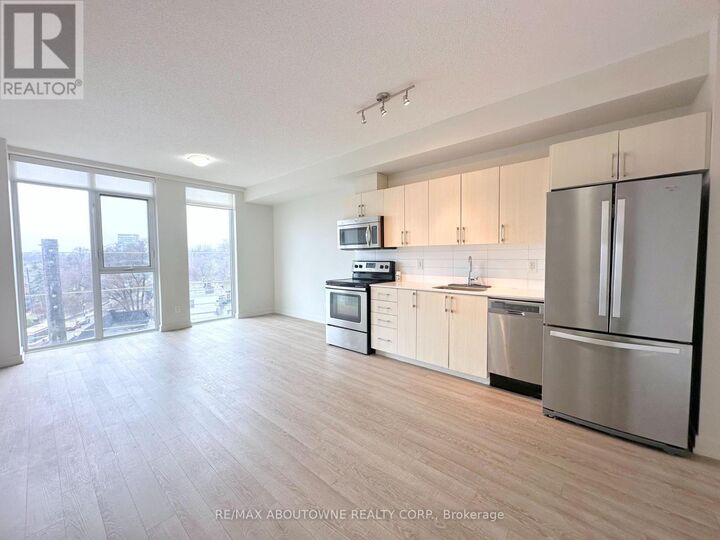 Property Photo:  763 Woodbine Avenue 404  ON M4E 2J4 