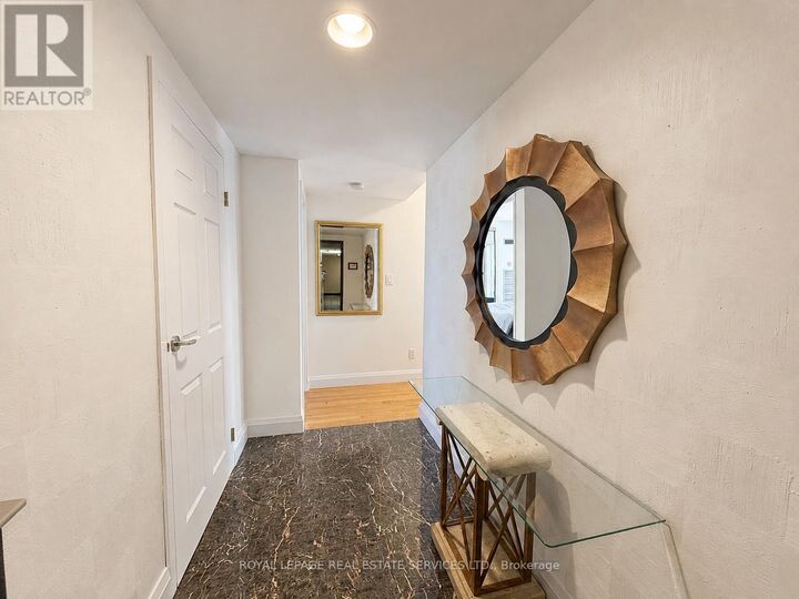 Property Photo:  25 The Esplanade 1718  ON M5E 1W5 
