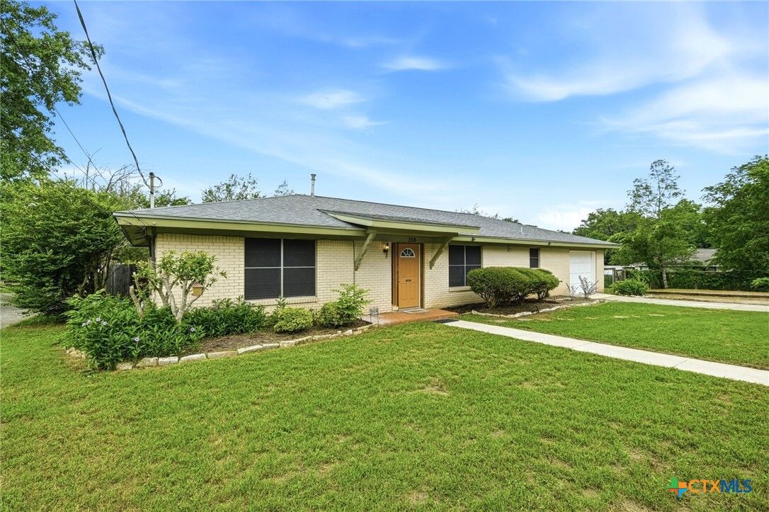 Property Photo: 208 N Cedar Street TX 78610