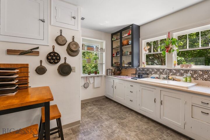 Property Photo:  818 S 7th Avenue  MT 59715 