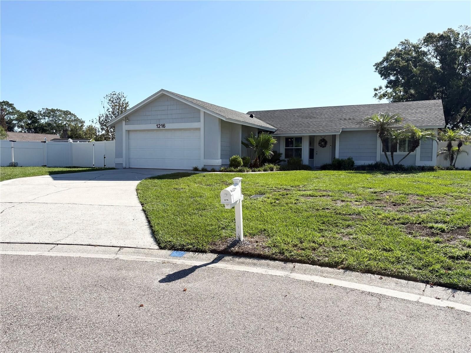 Property Photo: 1216 Chestnut Court FL 33563