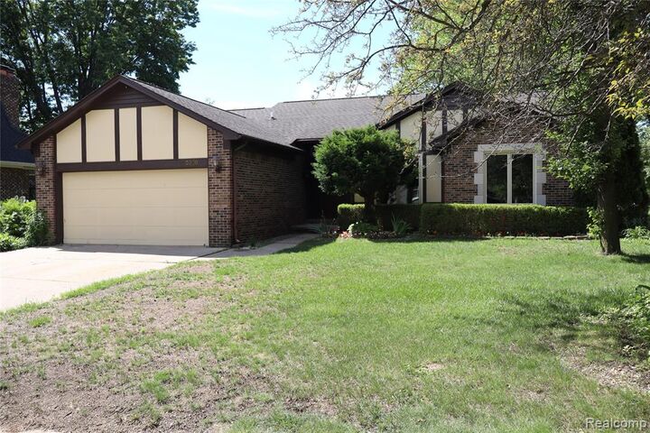 Property Photo:  2800 Ranieri Drive  MI 48085 1109 