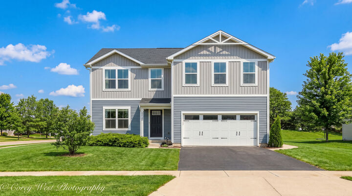 Property Photo: 450 Cardinal Way IL 60140